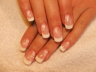 zselés műköröm akril díszítéssel